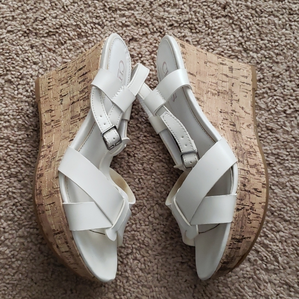 Chaps White Wedge Sandals Strappy Ankle Strap Womens Size 6 - Picture 3 of 14